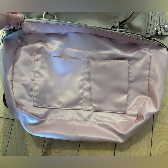 Coach East West Gallery Pearl/Tan Smooth Shiny Leather Shoulder Tote Bag - Picture 8 of 16